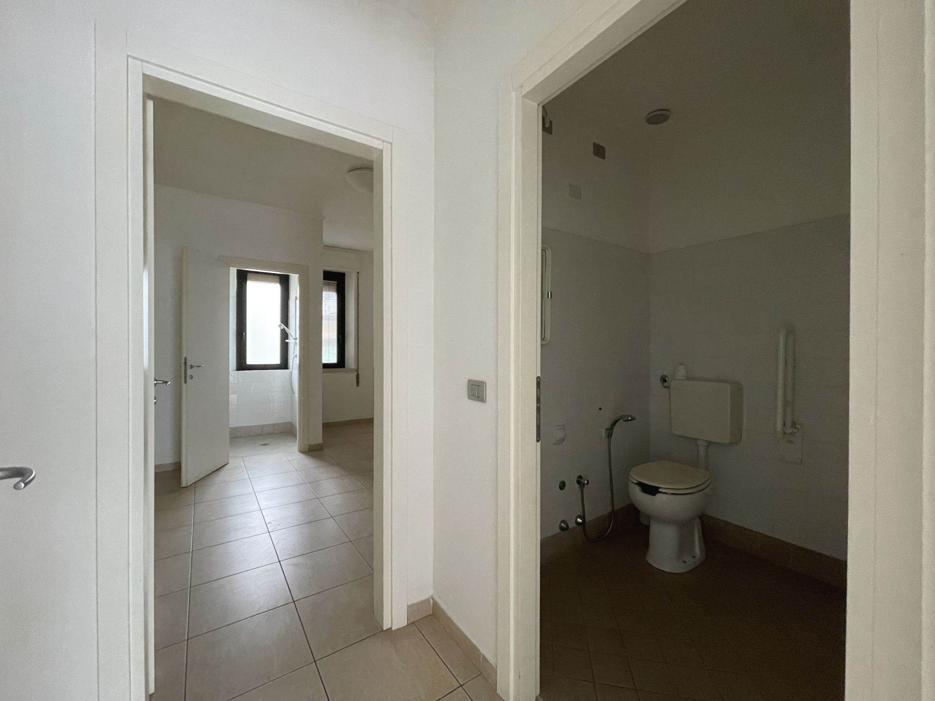 Negozio Condominio Villa Niva